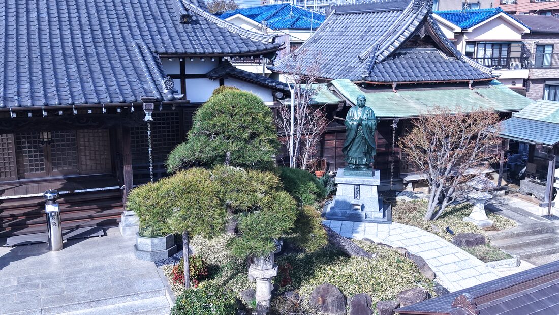 城立寺の本堂と日蓮聖人像