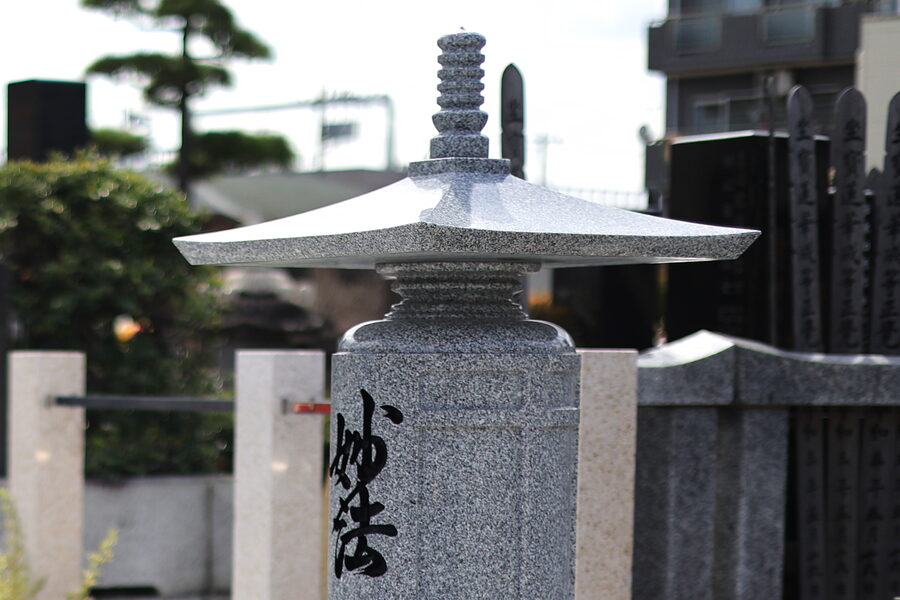 樹木葬墓地の中央に建つ供養塔